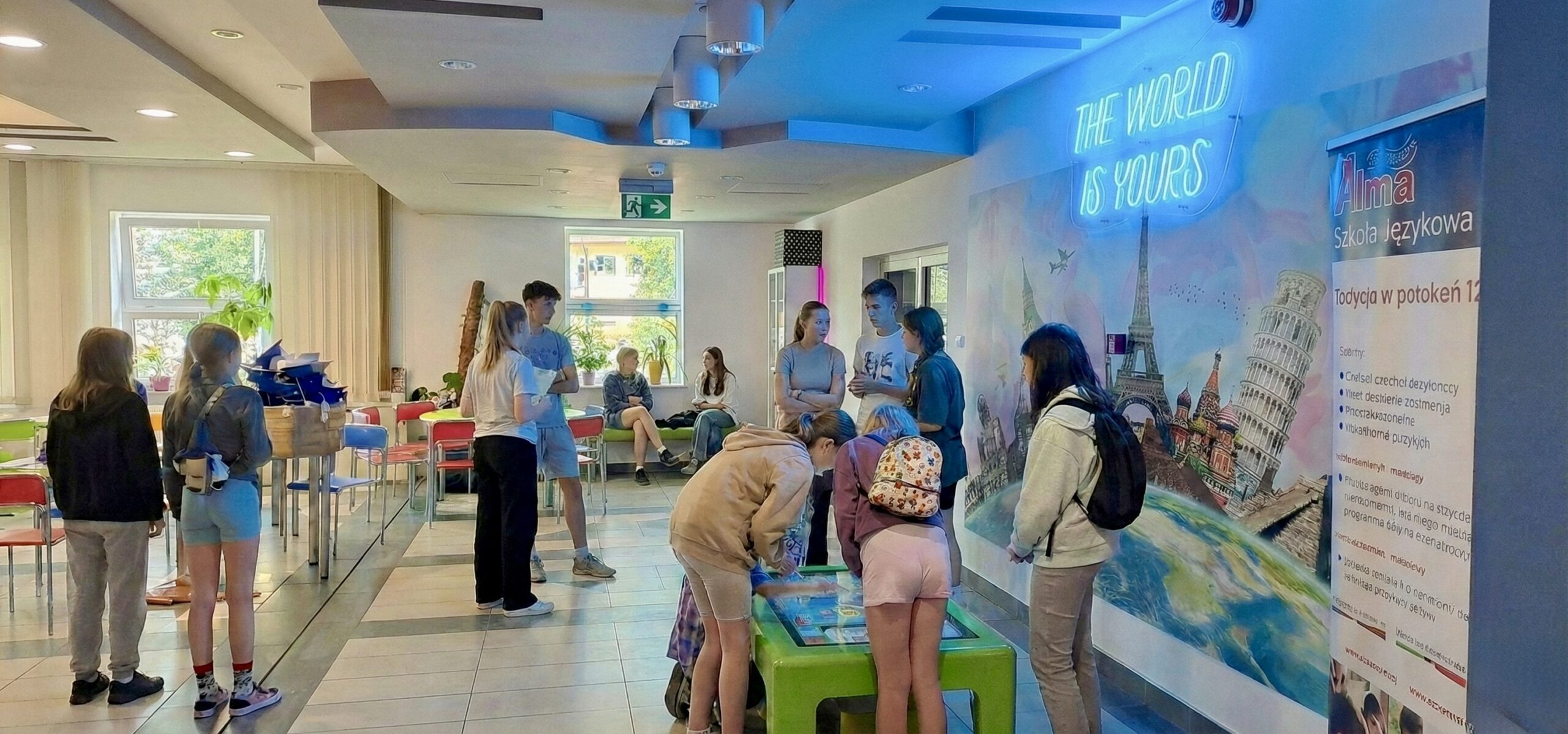 Dzieci skupione wokół stołu